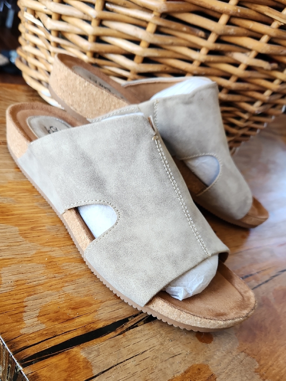EUROsoft by Sofft Galla Tan Slides sandals 9.5M Faux Suede
